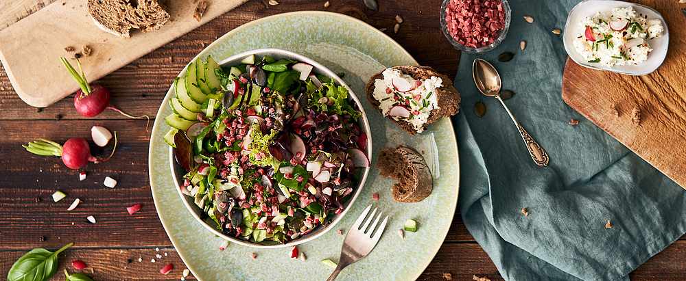 Blattsalat-Bowl mit Reinert Schinken Nuggetz extra mager