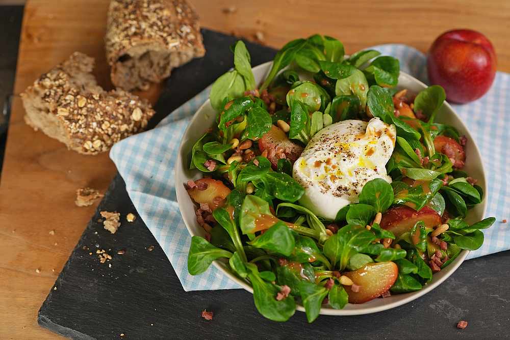 Feldsalat mit Burrata und Reinert Schinken Nuggetz – extra mager