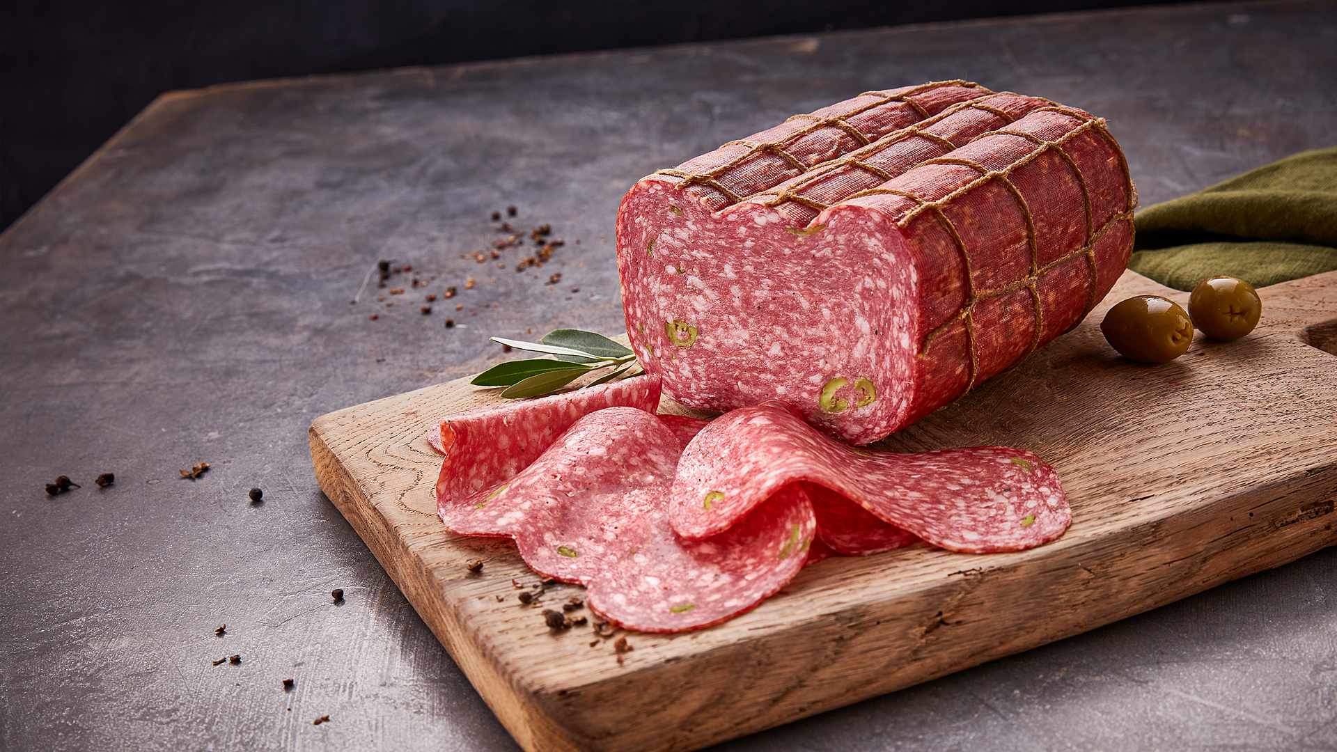 07 Header Reinert Theke Premium-Salami Olivia 01414