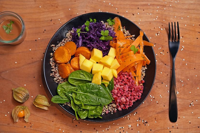 Bunte Quinoa-Bowl mit Reinert Geflügel Nuggetz