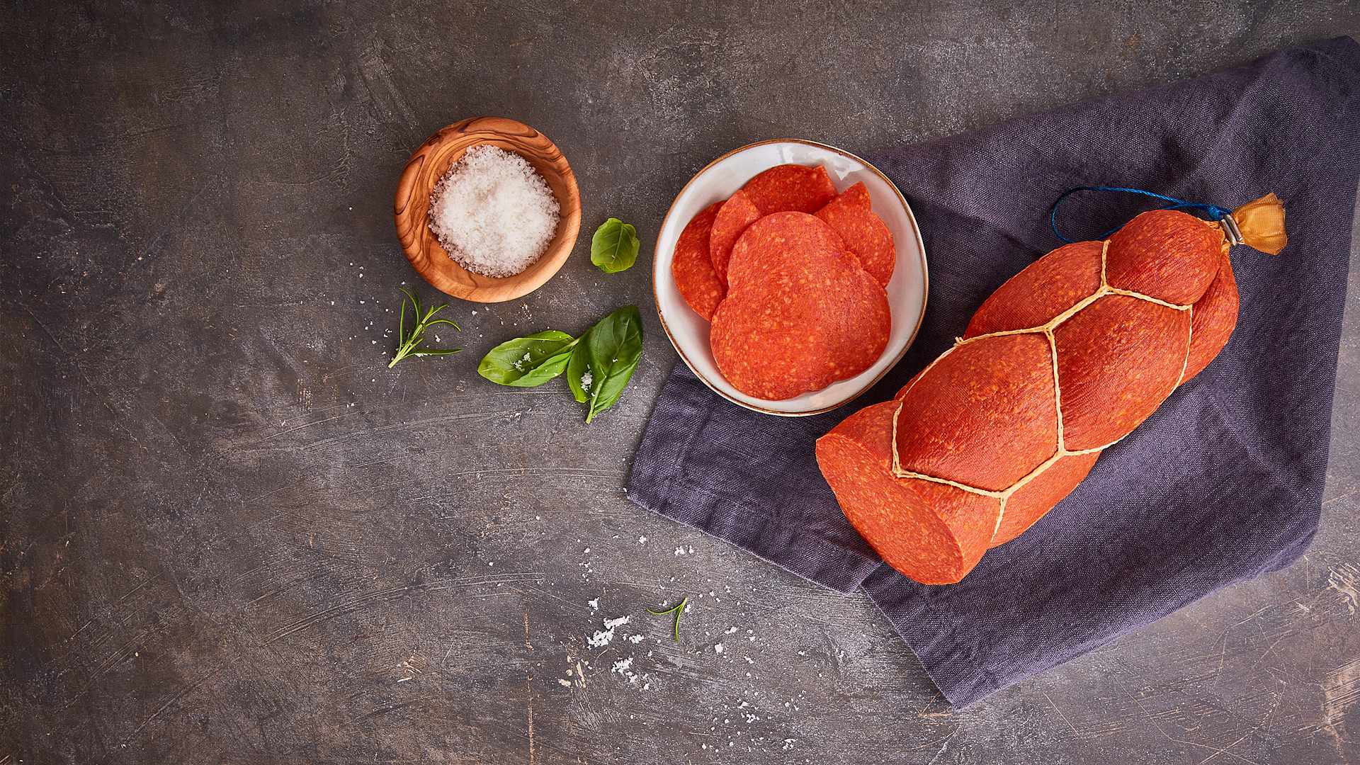 06 Header Reinert Theke Premium-Salami Capresa 01081