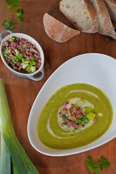 Käse-Lauch-Suppe mit Erbsen und Reinert Schinken Nuggetz – herzhaft