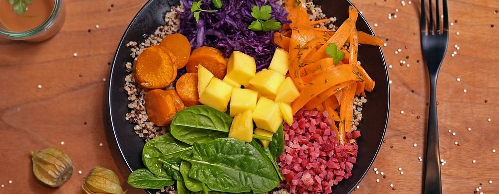 Bunte Quinoa-Bowl mit Reinert Geflügel Nuggetz