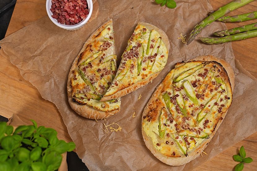 Knuspriges Handbrot mit grünem Spargel und Reinert Geflügel Nuggetz