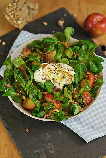 Feldsalat mit Burrata und Reinert Schinken Nuggetz – extra mager