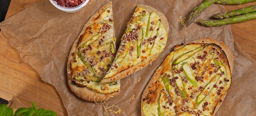 Knuspriges Handbrot mit grünem Spargel und Reinert Geflügel Nuggetz