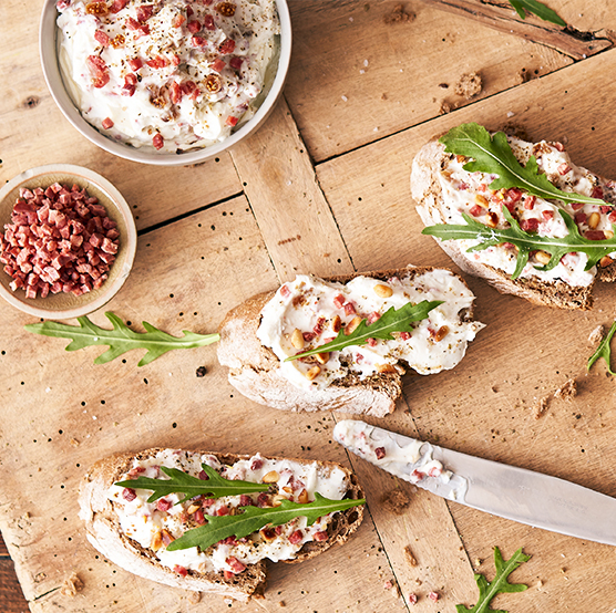 Ziegenfrischkäse-Aufstrich mit Reinert Schinken Nuggetz herzhaft