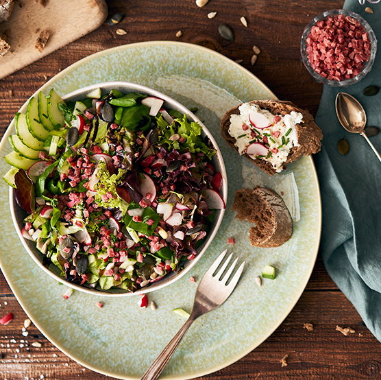 Blattsalat-Bowl mit Reinert Schinken Nuggetz extra mager